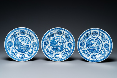 Cinq assiettes en porcelaine de Chine en bleu et blanc &agrave; d&eacute;cor de gar&ccedil;ons, Kangxi
