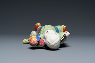 Une figure d'un immortel en porcelaine de Chine famille rose, Qianlong