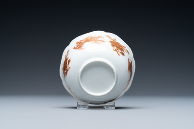 Une tasse et soucoupe en porcelaine de Chine en rouge de fer et dor&eacute; &agrave; d&eacute;cor de ph&eacute;nix, Kangxi