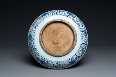 Un plat en porcelaine de Chine en bleu et blanc &agrave; d&eacute;cor d'un bouquet de lotus, Qianlong/Jiaqing