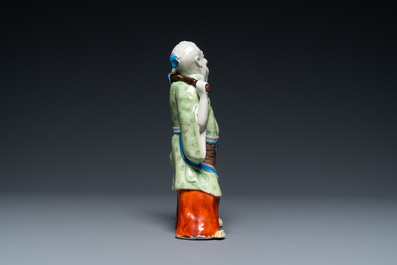 Une figure d'un immortel en porcelaine de Chine famille rose, Qianlong