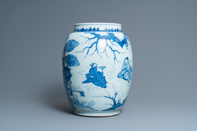 Trois grands vases en porcelaine de Chine en bleu et blanc, &eacute;poque Transition