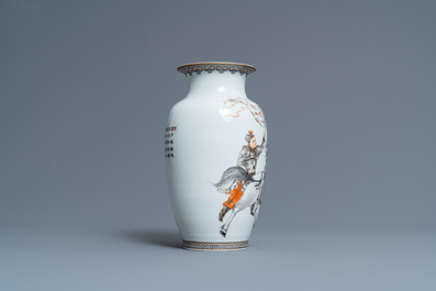 Un vase en porcelaine de Chine coquille d'oeuf &agrave; d&eacute;cor d'un cavalier entour&eacute; de soldats, marque de Qianlong, R&eacute;publique