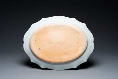 Une paire de plats de forme ovale en porcelaine de Chine famille rose, Qianlong