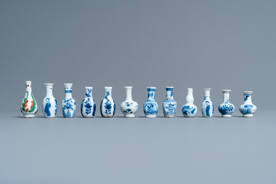 Achtendertig Chinese blauw-witte, famille rose en monochrome miniatuur vaasjes, Kangxi/Qianlong