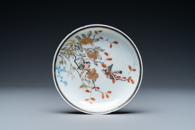 Une tasse et soucoupe en porcelaine de Chine grisaille, dor&eacute; et rouge de fer, Yongzheng