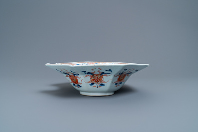 Een Chinese octagonale Imari-stijl scheerkom, Kangxi