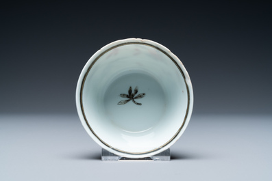 Une tasse et soucoupe en porcelaine de Chine grisaille, dor&eacute; et rouge de fer, Yongzheng