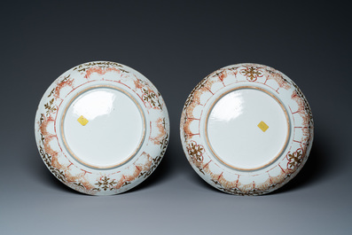 Deux plats en porcelaine de Chine famille rose et une paire &agrave; &eacute;mail blanc monochrome, Qianlong