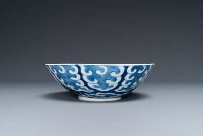 Two Chinese blue and white 'Bleu de Hue' plates and two bowls for the Vietnamese market, 19th C.