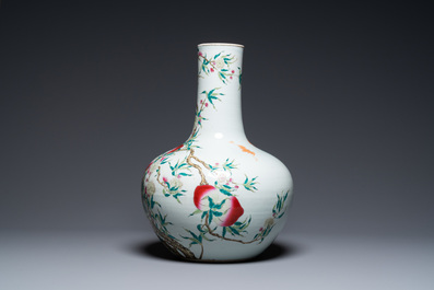 Un vase de forme 'tianqiu ping' en porcelaine de Chine famille rose &agrave; d&eacute;cor de neuf p&ecirc;ches, marque de Qianlong, 19&egrave;me
