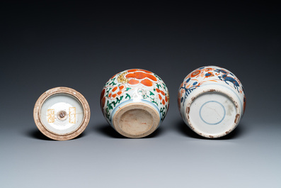 Een Chinese Imari-stijl pot en een wucai dekselkom, Kangxi en Transitie periode