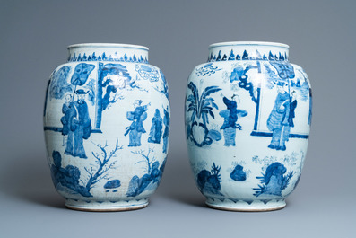 Trois grands vases en porcelaine de Chine en bleu et blanc, &eacute;poque Transition