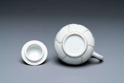 Quatre tasses et soucoupes et une verseuse couverte en porcelaine de Chine en rouge de fer et dor&eacute;, Yongzheng/Qianlong