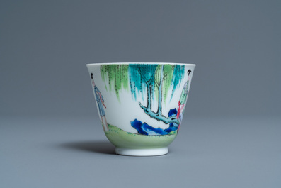 Une tasse et soucoupe en porcelaine de Chine famille rose, Yongzheng