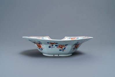 Un plat &agrave; barbe de forme octagonale en porcelaine de Chine de style Imari, Kangxi