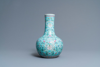 Un vase de forme bouteille en porcelaine de Chine famille rose &agrave; fond turquoise, marque de Qianlong, 19&egrave;me