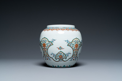 Une jarre en porcelaine de Chine doucai, marque et &eacute;poque de Yongzheng, R&eacute;publique