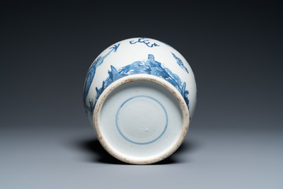 Un vase en porcelaine de Chine en bleu et blanc &agrave; d&eacute;cor de d'un dragon, 19&egrave;me