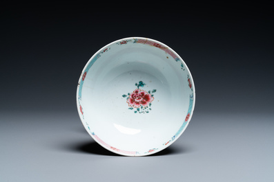 Une collection d'objets &agrave; th&eacute; en porcelaine de Chine famille rose, Yongzheng/Qianlong