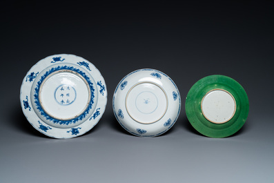 Deux plats en porcelaine de Chine en bleu et blanc et une assiette en vert monochrome, Kangxi