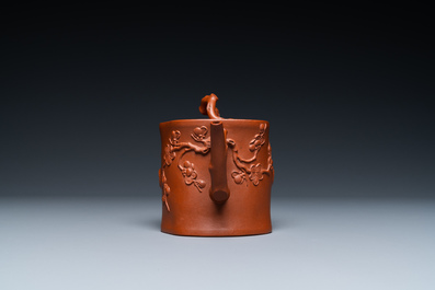 Een Chinese Yixing steengoed theepot met twee compartimenten en twee tuiten, Kangxi