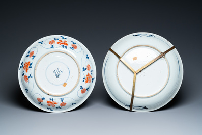 Un plat en porcelaine de Chine famille verte et un en bleu et blanc, Kangxi
