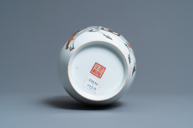 Un vase en porcelaine de Chine coquille d'oeuf &agrave; d&eacute;cor d'un cavalier entour&eacute; de soldats, marque de Qianlong, R&eacute;publique