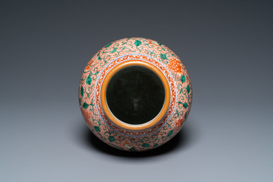 Un vase en porcelaine de Chine wucai &agrave; d&eacute;cor de ph&eacute;nix, 19&egrave;me