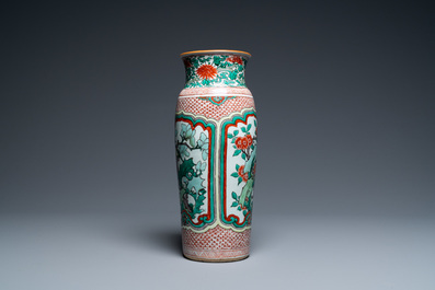 Un vase en porcelaine de Chine wucai figurant des panneaux floraux, &eacute;poque Transition
