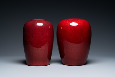 Deux pots en porcelaine de Chine sang de boeuf monochrome, 19&egrave;me