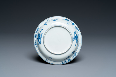 Een Chinees blauw-wit 'kikker' bordje, Jiajing or Wanli