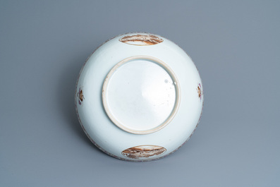 Un grand bol &agrave; punch et son plat en porcelaine de Chine famille rose d'exportation, Qianlong