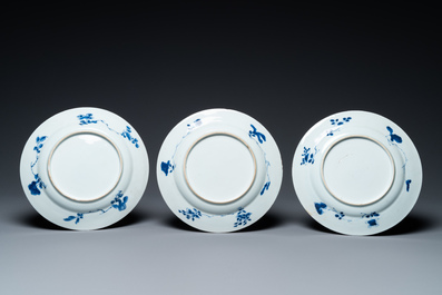 Cinq assiettes en porcelaine de Chine en bleu et blanc &agrave; d&eacute;cor de gar&ccedil;ons, Kangxi