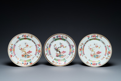 Six assiettes en porcelaine de Chine famille rose &agrave; d&eacute;cor d'arbres fleuris, Yongzheng