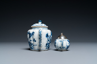 Deux th&eacute;i&egrave;res en porcelaine de Chine en bleu et blanc, Kangxi/Qianlong