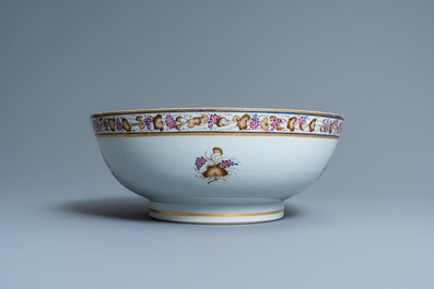 Un grand bol &agrave; punch et son plat en porcelaine de Chine famille rose d'exportation, Qianlong