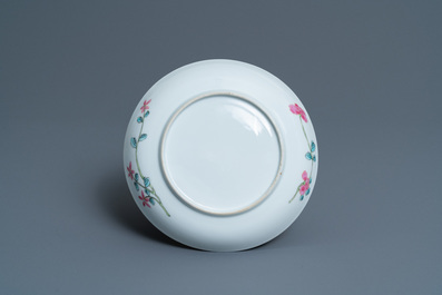 Une tasse et soucoupe en porcelaine de Chine famille rose, Yongzheng