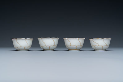Quatre tasses et soucoupes et une verseuse couverte en porcelaine de Chine en rouge de fer et dor&eacute;, Yongzheng/Qianlong