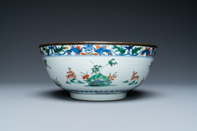 Zes Chinese blauw-witte en famille rose borden en een famille verte kom, Kangxi/Qianlong