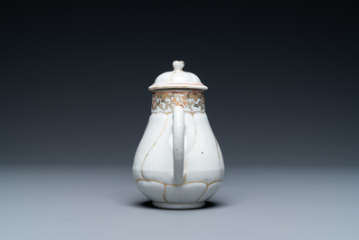 Quatre tasses et soucoupes et une verseuse couverte en porcelaine de Chine en rouge de fer et dor&eacute;, Yongzheng/Qianlong