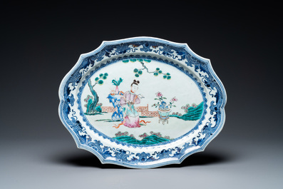 Une paire de plats de forme ovale en porcelaine de Chine famille rose, Qianlong
