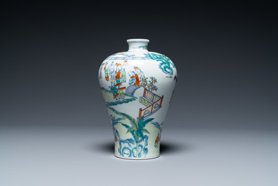Un vase de forme 'meiping' en porcelaine de Chine doucai &agrave; d&eacute;cor des '100 gar&ccedil;ons', marque de Chenghua, 20&egrave;me
