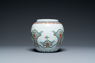 Une jarre en porcelaine de Chine doucai, marque et &eacute;poque de Yongzheng, R&eacute;publique