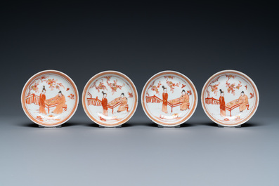 Quatre tasses et soucoupes en porcelaine de Chine en rouge de fer et dor&eacute; &agrave; d&eacute;cor d'un homme et d'une femme &agrave; table, Kangxi