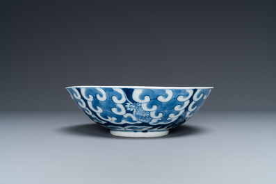 Two Chinese blue and white 'Bleu de Hue' plates and two bowls for the Vietnamese market, 19th C.