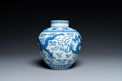 Un pot couvert en porcelaine de Chine en bleu et blanc, marque et peut-&ecirc;tre &eacute;poque de Qianlong