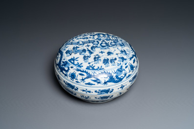 Une bo&icirc;te couverte en porcelaine de Chine en bleu et blanc &agrave; d&eacute;cor des 'cent gar&ccedil;ons', marque et &eacute;poque de Wanli