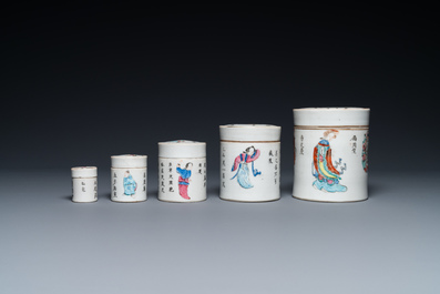 Cinq bo&icirc;tes couvertes en porcelaine de Chine famille rose &agrave; d&eacute;cor 'Wu Shuang Pu', 19&egrave;me