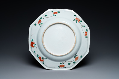 Un plat de forme octagonale en porcelaine de Chine famille verte, Kangxi
